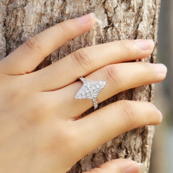 Beautiful Diamond Shaped White Sapphire Ring! - Picture 3 of 5